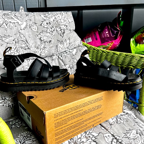 *Like New/Worn once Doc Marten’s Black Leather sandals, Size 6 - Picture 5 of 8